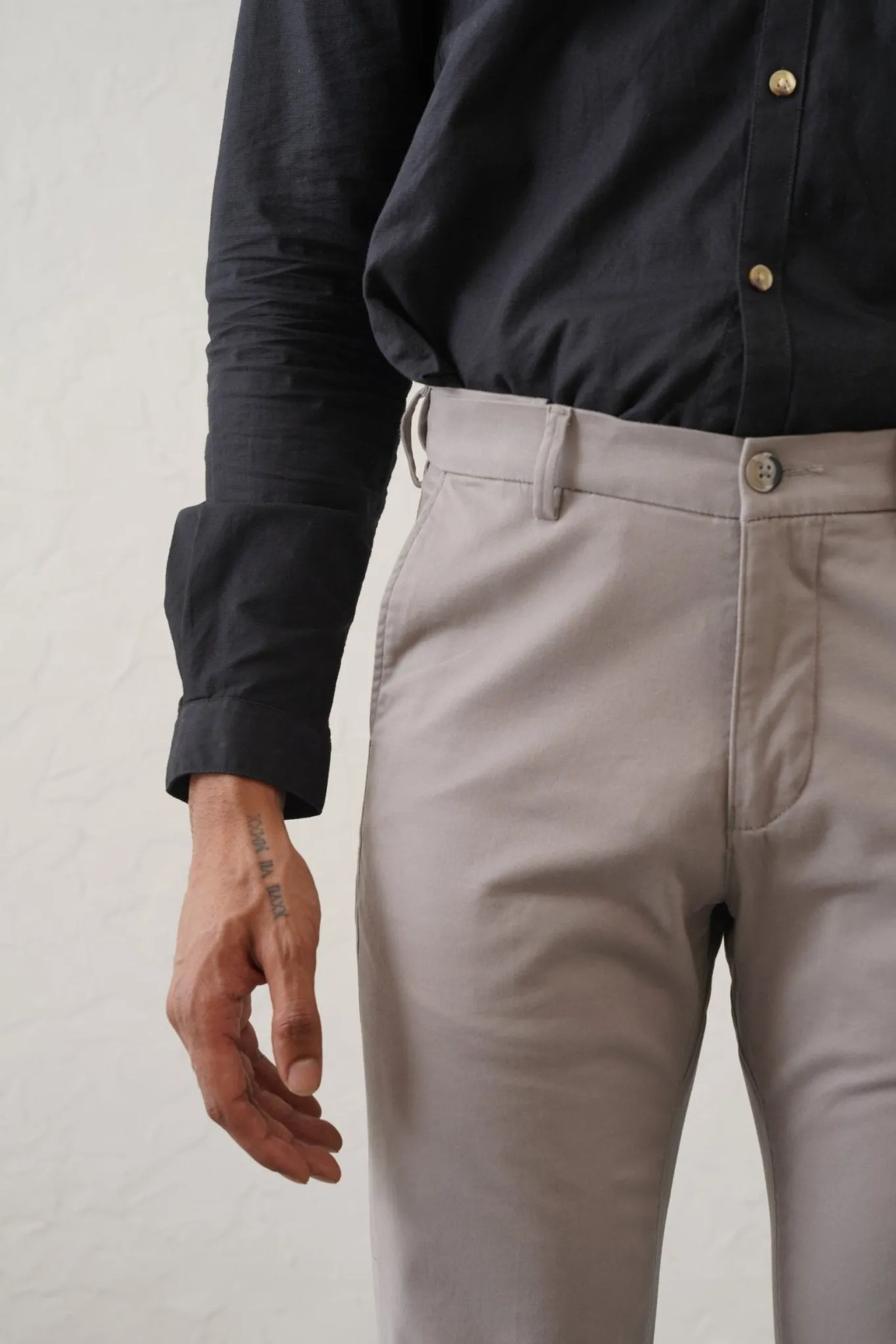 The Regular Fit Travel Chino - Grey